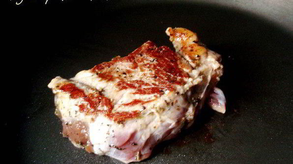 сэндвич с говядиной, лисичками и горчичным соусом