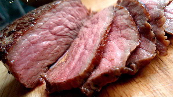 сэндвич с говядиной, лисичками и горчичным соусом