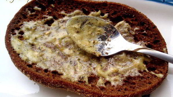 сэндвич с говядиной, лисичками и горчичным соусом