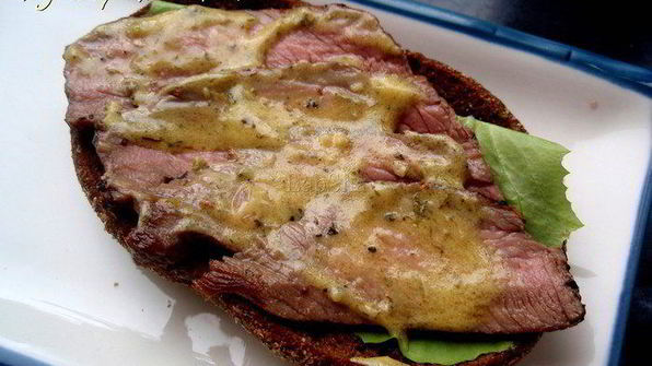 сэндвич с говядиной, лисичками и горчичным соусом