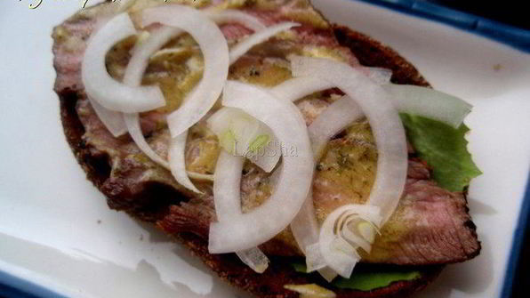 сэндвич с говядиной, лисичками и горчичным соусом