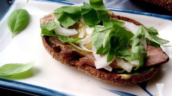 сэндвич с говядиной, лисичками и горчичным соусом