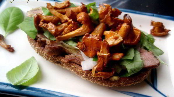 сэндвич с говядиной, лисичками и горчичным соусом