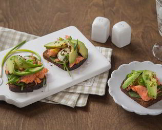 Сэндвич с копченым лососем и авокадо