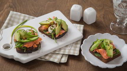 Сэндвич с копченым лососем и авокадо