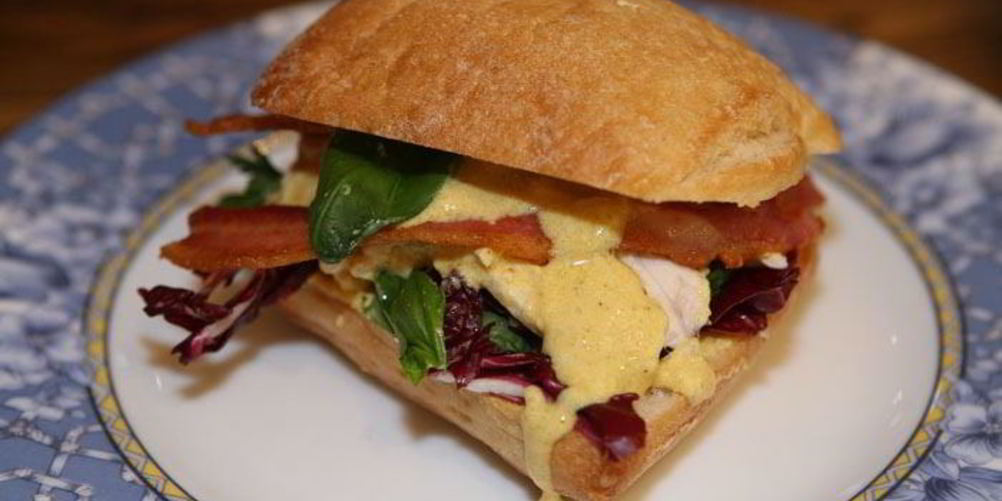 Рецепт сэндвича с курицей карри, радиккио и базиликом