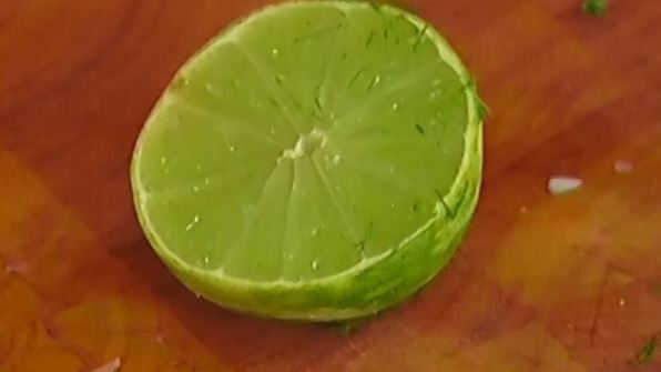 сэндвич с курицей карри, радиккио и базиликом