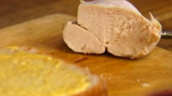 сэндвич с курицей карри, радиккио и базиликом