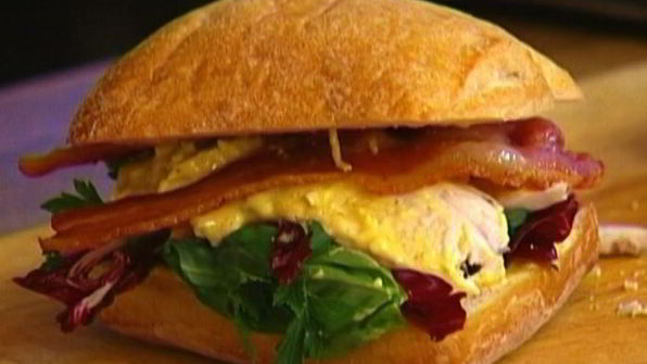 сэндвич с курицей карри, радиккио и базиликом