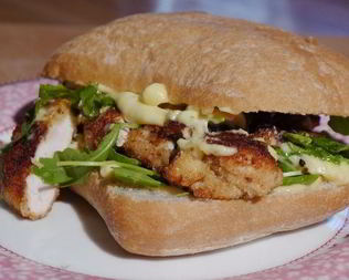 Сэндвич с курицей в сырной корочке