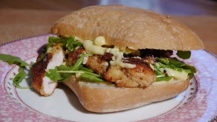 Сэндвич с курицей в сырной корочке