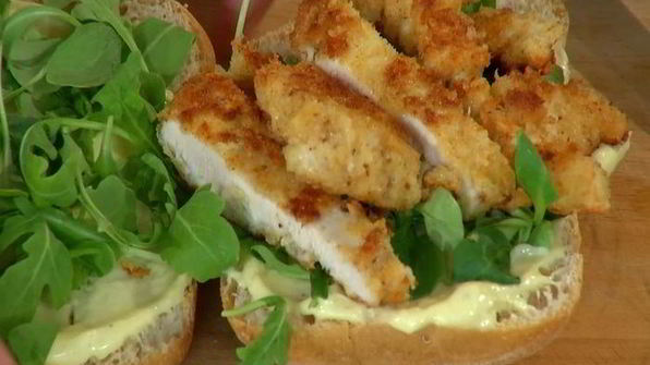 сэндвич с курицей в сырной корочке