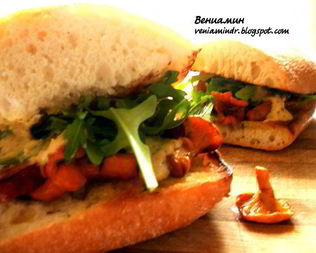 Сэндвич с лисичками, краковской колбасой и розмарином