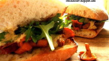 Сэндвич с лисичками, краковской колбасой и розмарином