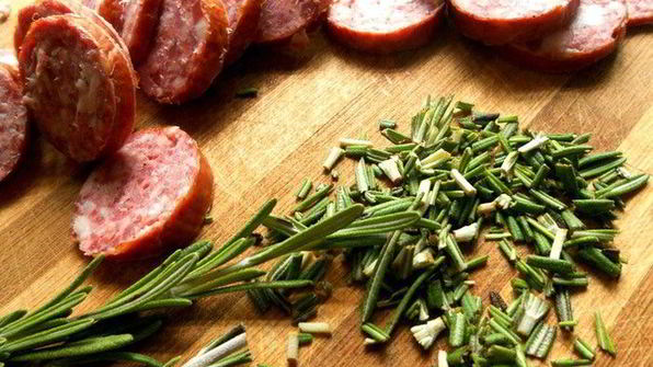 сэндвич с лисичками, краковской колбасой и розмарином