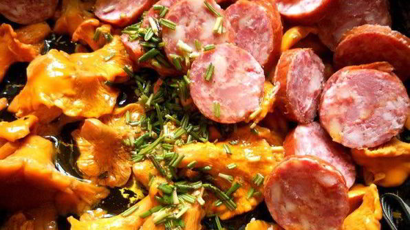 сэндвич с лисичками, краковской колбасой и розмарином