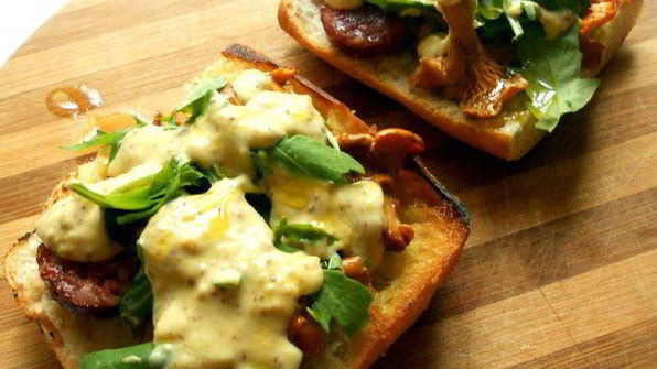 сэндвич с лисичками, краковской колбасой и розмарином