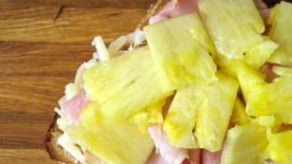 сэндвич с ветчиной и ананасами