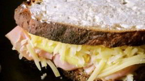 сэндвич с ветчиной и ананасами