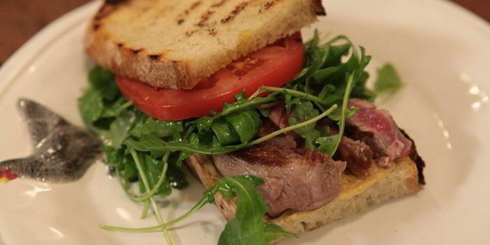 Рецепт сэндвича со стейком, руколой и помидорами