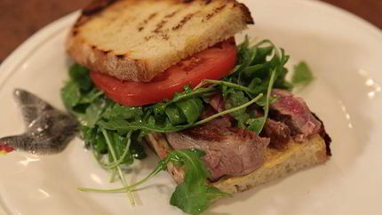 Сэндвич со стейком, руколой и помидорами