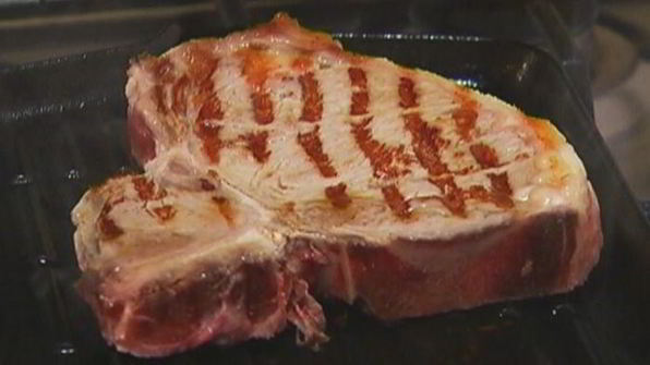 сэндвич со стейком, руколой и помидорами