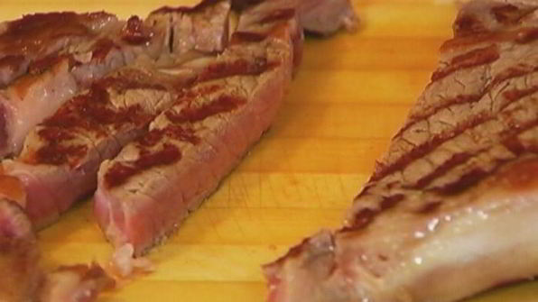 сэндвич со стейком, руколой и помидорами