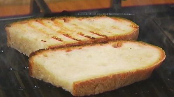 сэндвич со стейком, руколой и помидорами