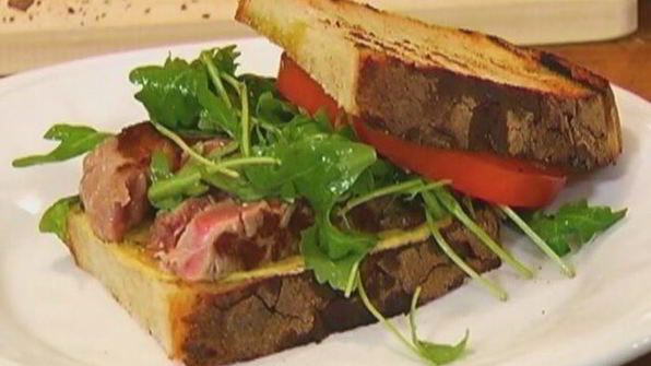 сэндвич со стейком, руколой и помидорами