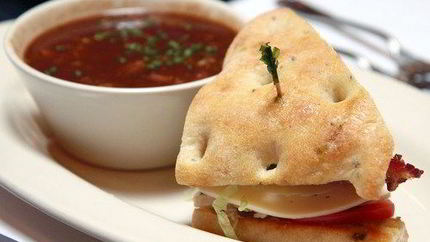 Сэндвичи из фокаччи с рукколой, моцареллой, маринованным красным луком и помидорами