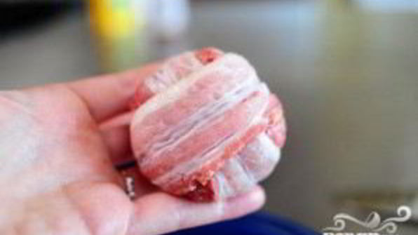 сэндвичи с фрикадельками в беконе