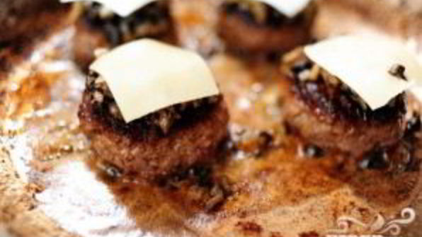 сэндвичи с говядиной, грибами и швейцарским сыром