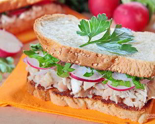 Сэндвичи с курицей, редисом и фасолью