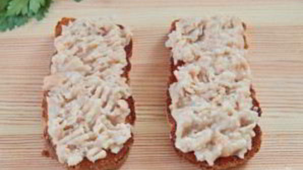 сэндвичи с курицей, редисом и фасолью