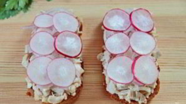 сэндвичи с курицей, редисом и фасолью