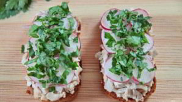 сэндвичи с курицей, редисом и фасолью