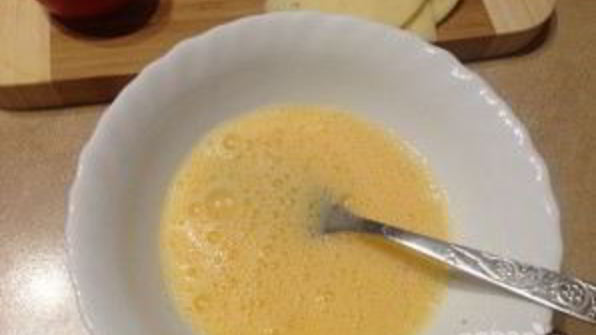 теплый сэндвич с сыром и помидором