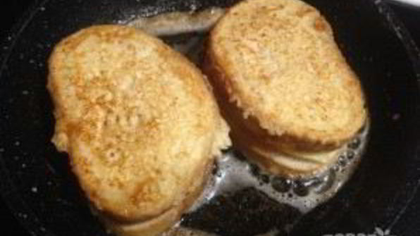 теплый сэндвич с сыром и помидором