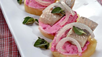 Картофельные тарталетки с сельдью