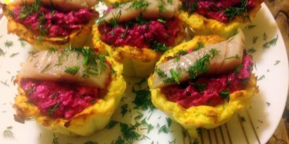 Рецепт картофельных тарталеток с селедкой в мини шубке