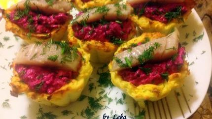 Картофельные тарталетки с селедкой в мини шубке