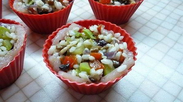 куриные тарталетки с рисом и овощами