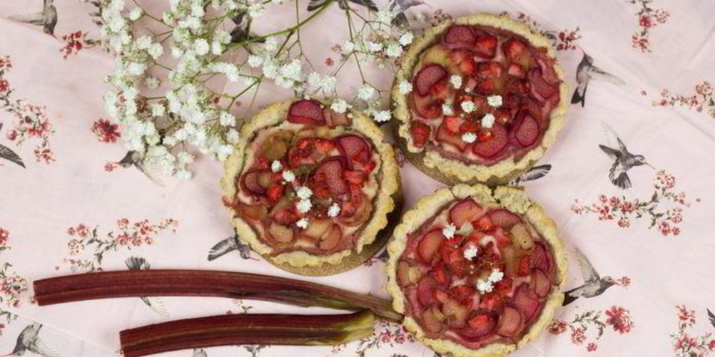 Рецепт овсяных тарталеток с клубникой и ревенем