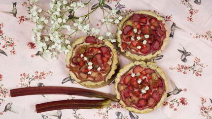 Овсяные тарталетки с клубникой и ревенем