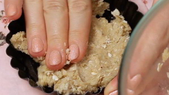 овсяные тарталетки с клубникой и ревенем