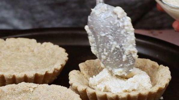 овсяные тарталетки с клубникой и ревенем