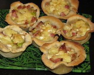 Тарталетки, фаршированные сыром бри и луком-пореем