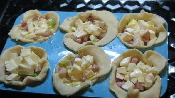 тарталетки, фаршированные сыром бри и луком-пореем