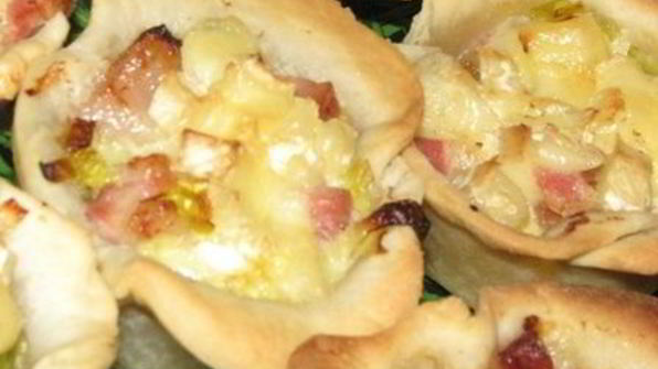 тарталетки, фаршированные сыром бри и луком-пореем