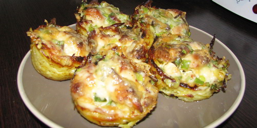 Рецепт тарталеток из картофеля с куриным филе под чесночно-сырным соусом